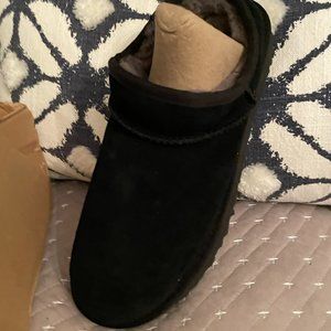 NIB UGG Classic Slipper Size 9